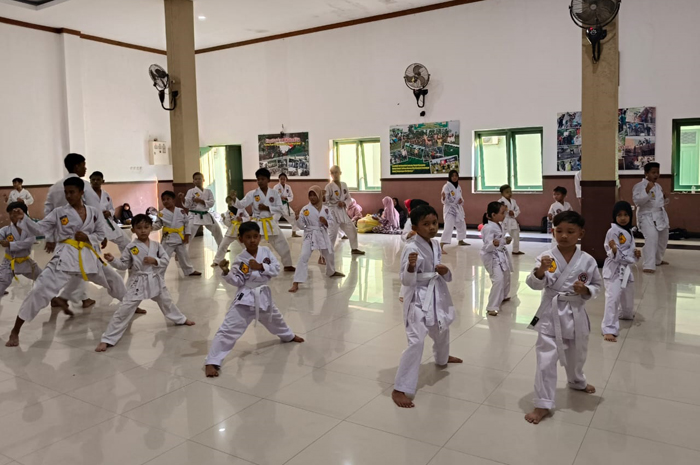 DISIPLIN: Karateka saat berlatih di aula Kodim 0814 Jombang (7/3).