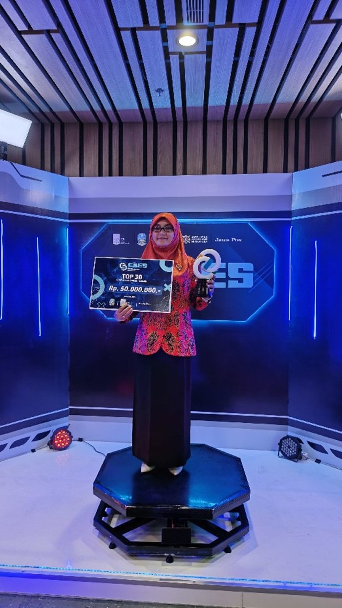HARUMKAN JOMBANG: Kepala SMKN 2 Jombang, Amiroh, bersama Plt Kacabdindik Jombang, Pinky Hidayati, usai penerimaan penghargaan EJIES di Surabaya (25/8).