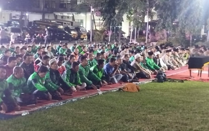 KHUSYUK: Ratusan pengemudi ojek online (ojol) bersama anggota Polres Jombang menggelar salat gaib untuk Affan Kurniawan, pengemudi ojol  yang meninggal saat demo di Jakarta, Kamis (28/8).