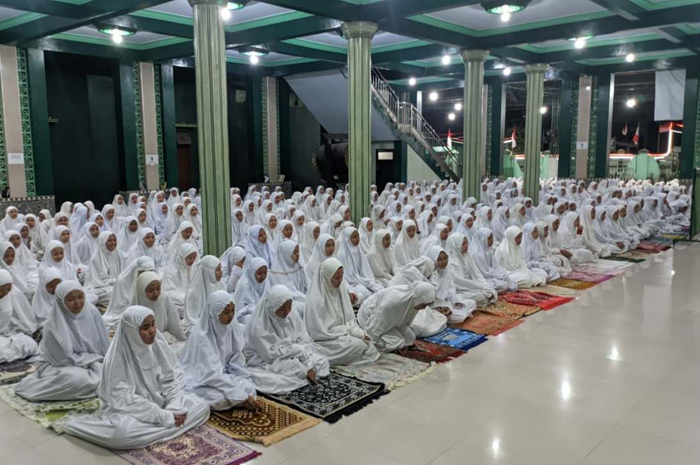 UNTUK KEDAMAIAN: Ribuan santri dari berbagai pondok di Jombang menggelar salat gaib dan doa bersama.