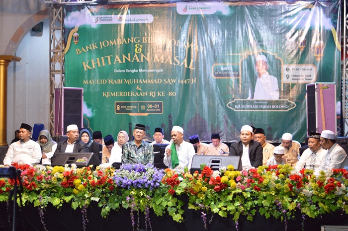 KHIDMAT: Mbah Bolong memimpin Bank Jombang Bersalawat di halaman Bank Jombang Tower Jl Gus Dur, Sabtu (30/8) malam.