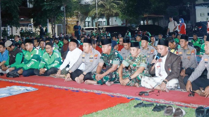 TEDUH: Ratusan driver ojol di Kabupaten Jombang melakukan salat Gaib dan doa bersama jajaran forkopimda di lapangan Mapolres Jombang, Jumat (29/8) malam.