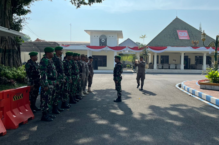 KETAT: Pendopo Kabupaten Jombang dijaga ketat petugas TNI, Senin (1/9).