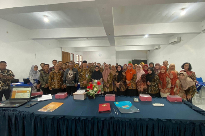KOMPAK: Tim UPJB bersama peserta hibah pengabdian kepada masyarakat (PkM) di SMAN 1 Jombang.