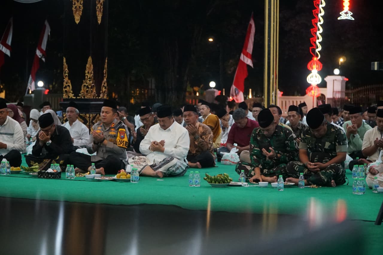 KONDUSIF: Bupati Jombang Warsubi saat menggelar doa bersama lintas elemen di Pendopo Kabupaten, Senin (1/9) malam.