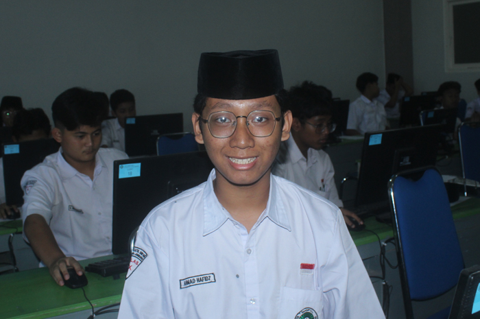 Ahmad Hafidz, Kelas XF MA Madrasatul Qur
