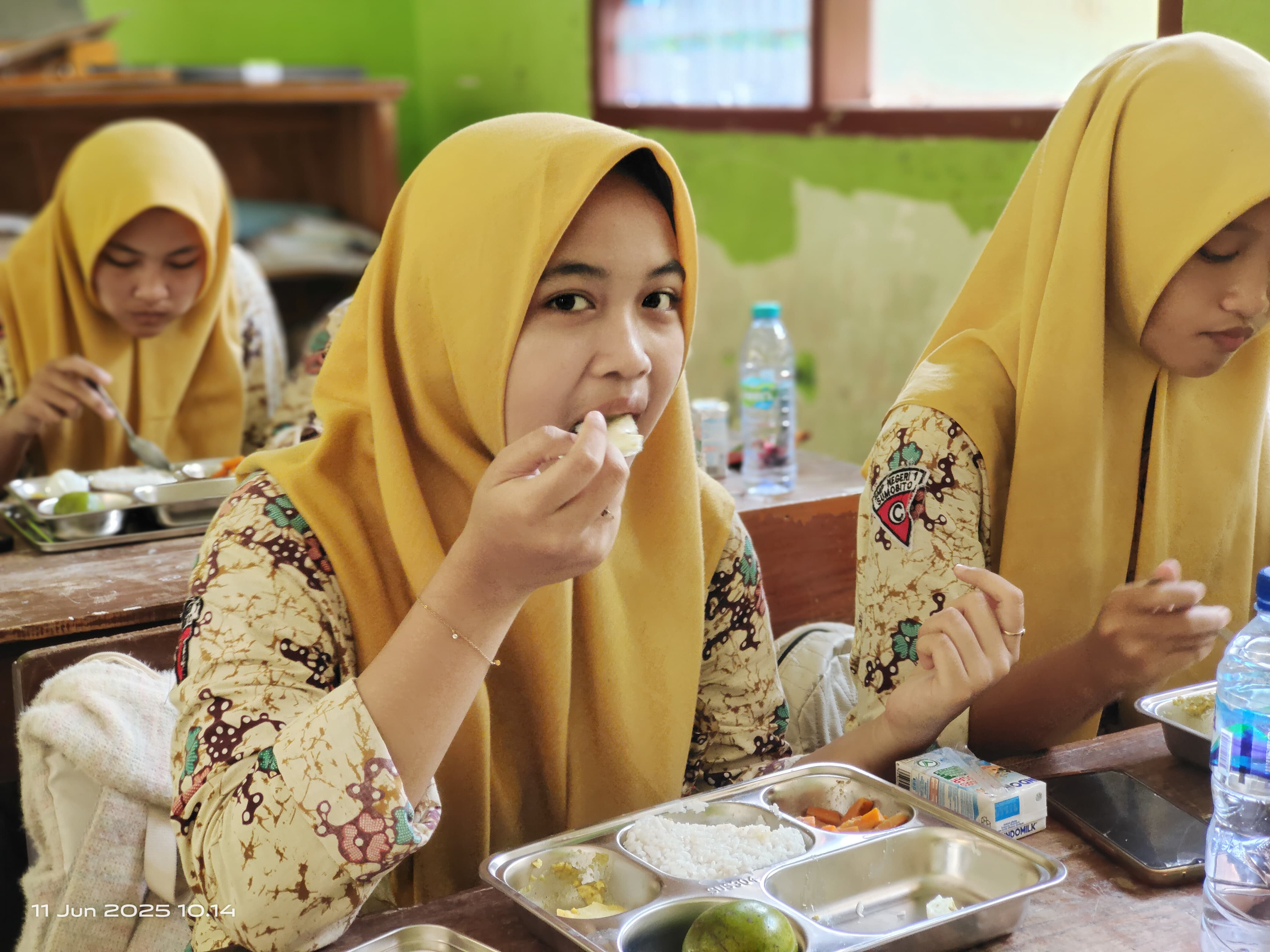 Siswa SMPN 1 Sumobito, Jombang menikmati Makan Bergizi Gratis di sekolah.