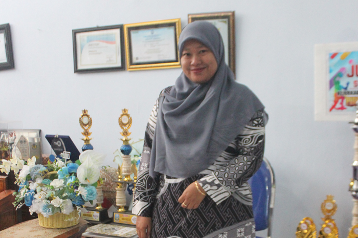 Reny Yunita Sari, SPd, guru Bahasa Inggris di SMAN 3 Jombang.