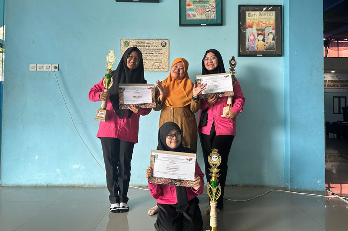 Reny Yunita Sari SPd, guru Bahasa Inggris SMAN 3 Jombang bersama siswa.
