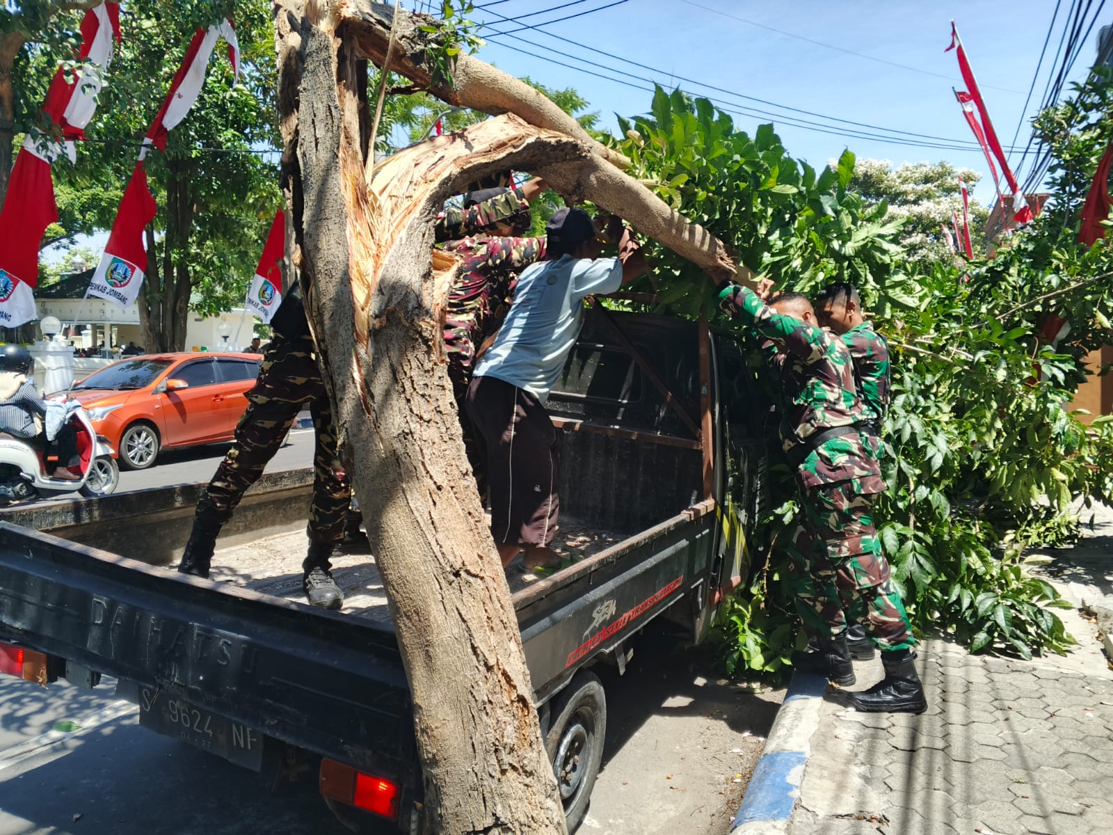 TUMBANG: Pohon tumbang di Jalan Bupati RAA Soeroadiningrat, Jombang menimpa sebuah mobil saat parkir.