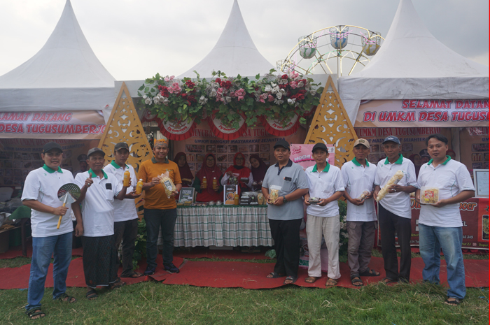 Sekretaris Desa Tugusumberjo Bayu Hari Satriyo mendampingi Camat Peterongan Mohammad Eryk Arif saat memamerkan produk UMKM Desa Tugusumberjo di stan Peterongan Festival