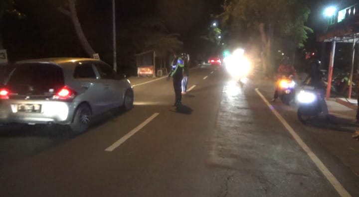 Petugas melakukan olah kejadian perkara di lokasi kecelakaan
