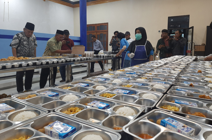Dewan pendidikan Jombang saat sidak ke dapur SPPG penyedia MBG di Kepatihan Jombang