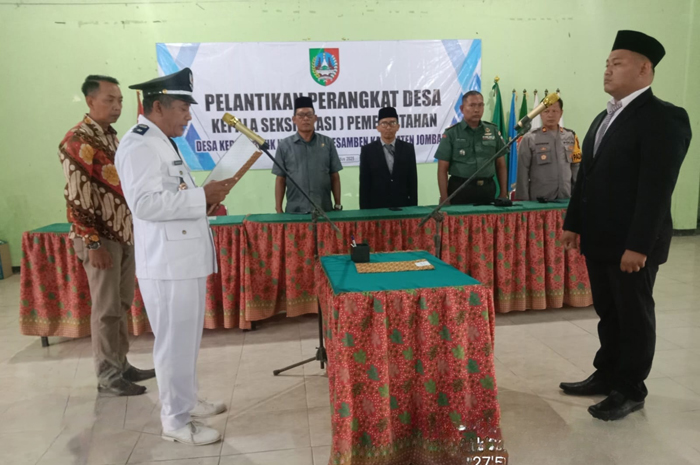 JALANKAN RODA PEMERINTAHAN: Kepala Desa Kedungbetik Said Mashar melakukan pelantikan kasipem Desa Kedungbetik, Jombang, Kamis (28/8) sore.