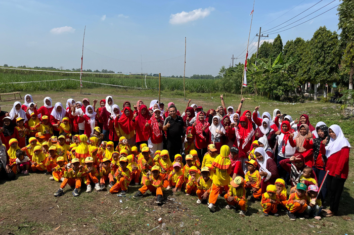 TELADAN: Wakil Ketua DPRD Jombang, HM Syarif Hidayatullah ST MMT (Gus Sentot), menghadiri lomba mamamia RA Al Islamiyyah Desa Blimbing Kecamatan Kesamben, Sabtu (30/8).