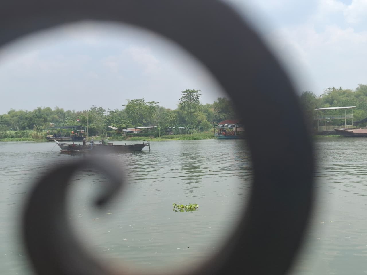 ILEGAL: Aktivitas penambangan pasir di Sungai Brantas perbatasan Megaluh, Jombang dan Jatikalen, Nganjuk Kamis (4/9) siang.