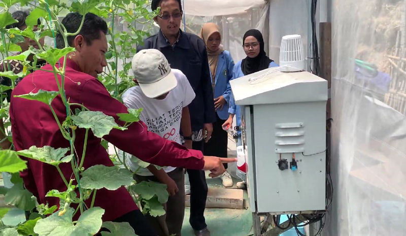 KOMPAK: Tim dosen UNHASY Tebuireng memberikan pelatihan penerapan teknologi smart farming kepada petani Desa Sumbersari, Kecamatan Megaluh, Jombang, Rabu (3/9/2025).