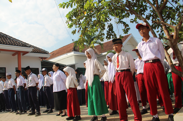 ANTUSIAS: Siswa mengikuti apel perdana di Sekolah Rakyat Jombang (14/7).