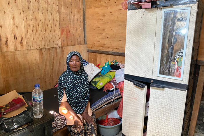 Paimah, 70, warga Desa Pulo Lor, Kecamatan Jombang menjalani hari tua dengan kondisi serbakekurangan
