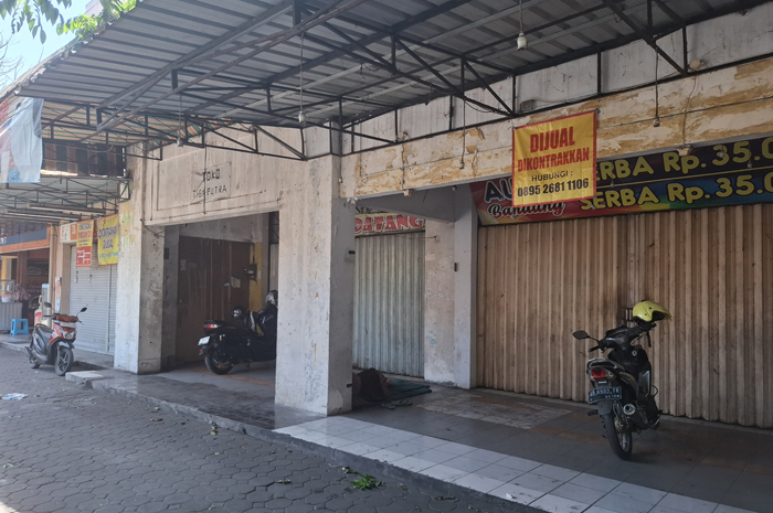 TUTUP: Deretan ruko di PCN Jombang yang tutup dipasang banner bertuliskan dijual dan disewakan, Selasa (2/8).