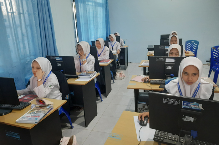 CANGGIH: Siswa SMA Darul Ulum 2 Jombang Unggulan BPPT saat mengikuti pembelajaran di lab komputer (22/7).