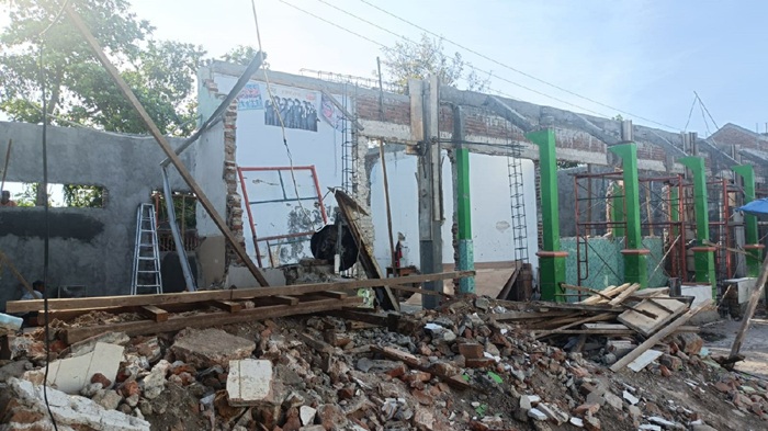 LAMBAN: Progres revitalisasi di SMPN 3 Jombang belum 50 persen (2/9).