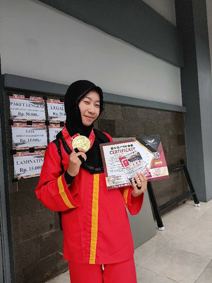 Ayu Altruisma Wicaksana siswi SMP Muhammadiyah 3 Jombang usai meraih medali emas diajang Tapak Suci Student Championship di Malang.