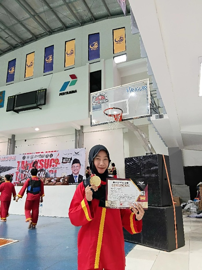 Ayu Altruisma Wicaksana, siswi kelas 9  SMP Muhammadiyah 3 Jombang meraih medali emas tanding kelas E putri tingkat SMP ajang Tapak Suci Student Championship di Malang.