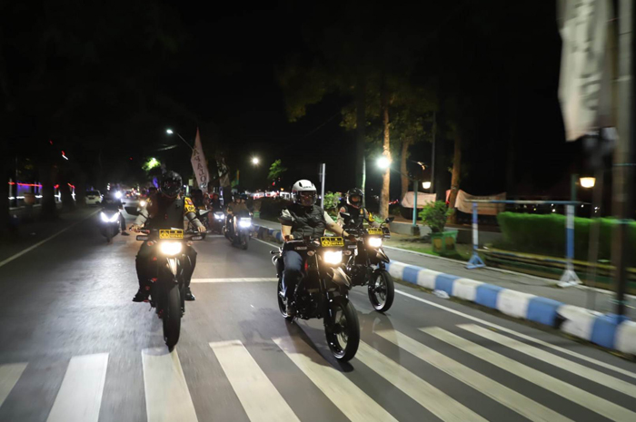 CEGAH KONFLIK: Bupati Warsubi bersama Kapolres Jombang AKBP Ardi Kurniawan memimpin patroli skala besar, Sabtu malam (6/9).