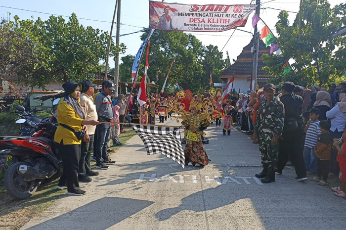 MERIAH: Kepala Desa Klitih Siti Ro&rsquo;aini bersama segenap tamu undangan saat memberangkatkan peserta karnaval desa dari garis start di Dusun Pojok, Sabtu (30/8) pagi.