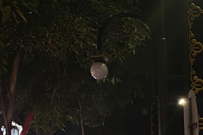 Sejumlah titik lampu taman di sepanjang trotoar Jalan KH Wahid Hasyim Jombang mati.