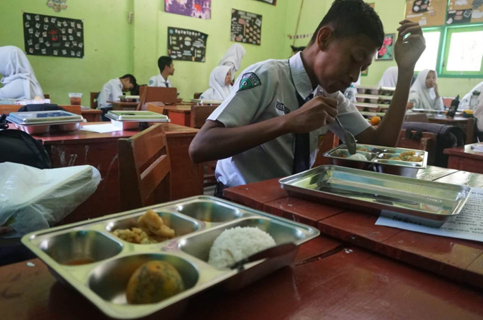 Siswa SMPN di Jombang menerima program makan bergizi gratis (MBG).