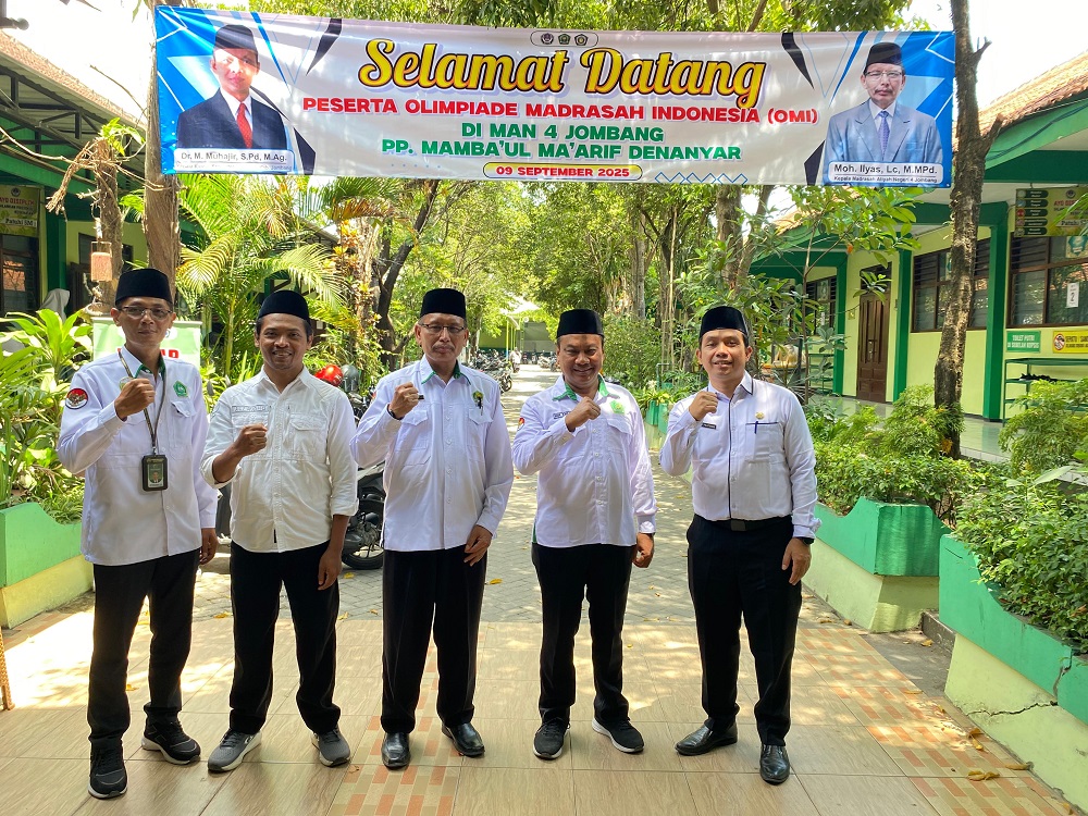 Kepala MAN 4 Jombang, H Moh Ilyas Lc MM.Pd bersama Kasi Pendma Kantor Kemenag Jombang, Nur Khojin MPdI, memantau pelaksanaan OMI, kemarin (9/9).