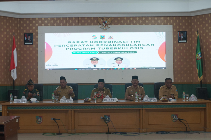 KOMPAK: Kepala Dinas Kesehatan Jombang dr Hexawan Tjahja Widada MKP mendampingi Bupati Jombang Warsubi saat rapat koordinasi Tim Percepatan Penanggulangan TBC di Ruang Bung Tomo, Senin (8/9).