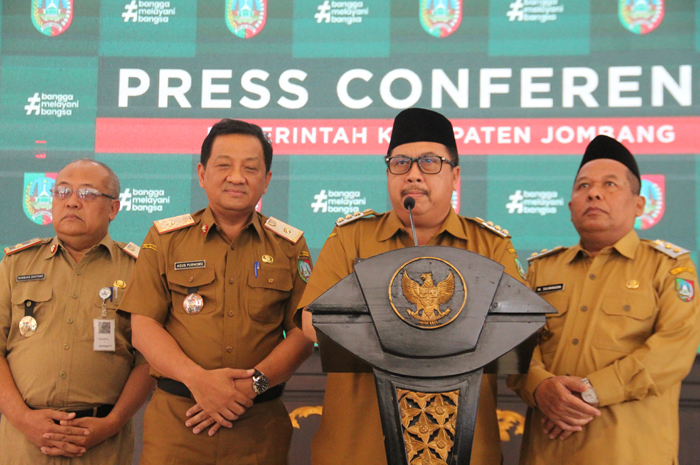 Bupati Jombang Warsubi dalam konferensi pers didampingi Wakil Bupati Salmanudin, Sekdakab Agus Purnomo, dan Kepala BKPSDM Bambang Suntowo, Senin (8/9).