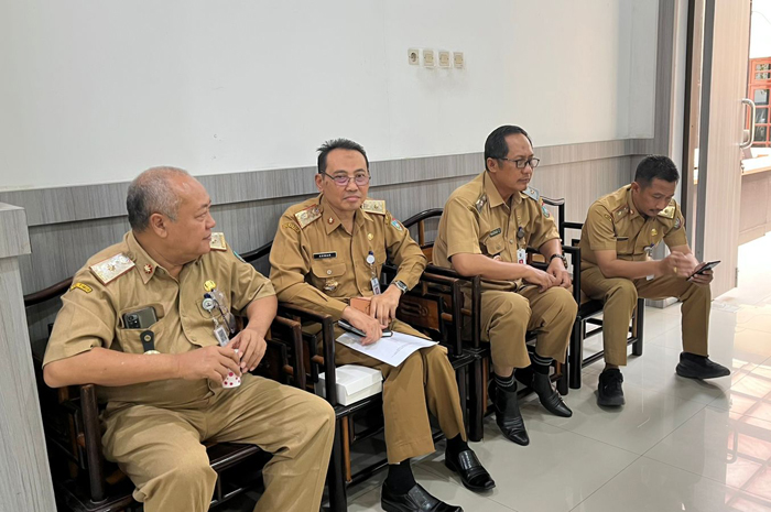 ANTRE: Sejumlah Kepala OPD di lingkup Pemkab Jombang antre mengikuti job fit di ruang Swagata Pendopo Kabupaten, Senin (8/9).