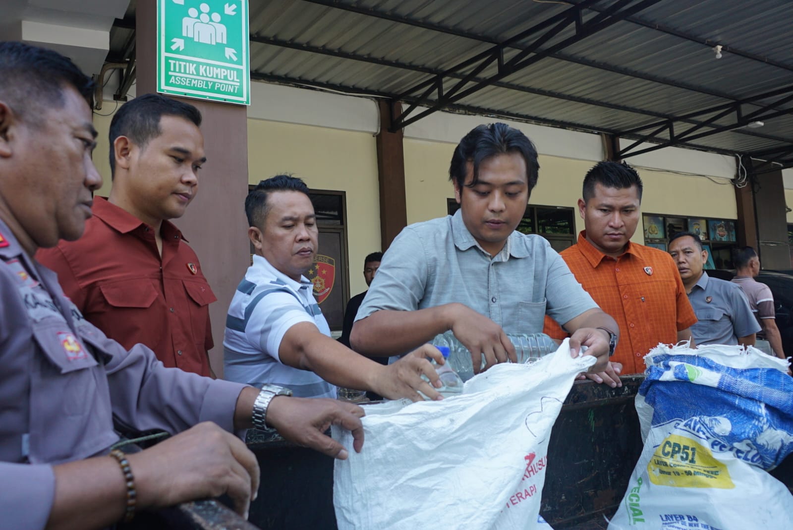 Polisi menunjukkan barangbukti ratusan miras yang berhasil disita