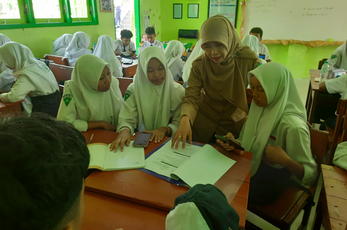 INTERAKTIF: Siswa SMPN 1 Jombang saat belajar di kelas (8/9).