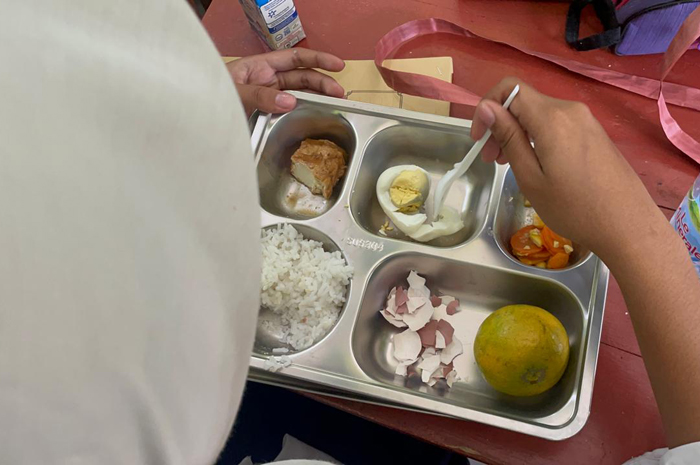Siswa SMPN 1 Jombang makan menu MBG hari Senin (8/9).