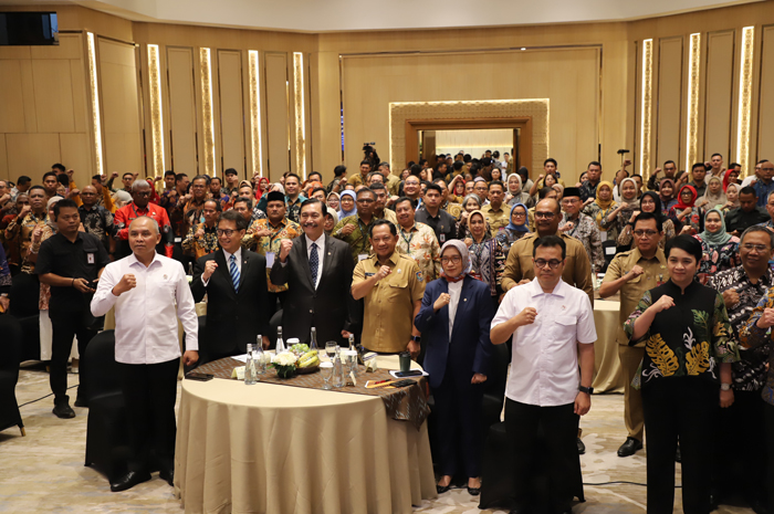 DUKUNG PROGRAM PUSAT: Bupati Warsubi bersama jajaran menteri dan seluruh peserta di Jakarta, Selasa (9/9).