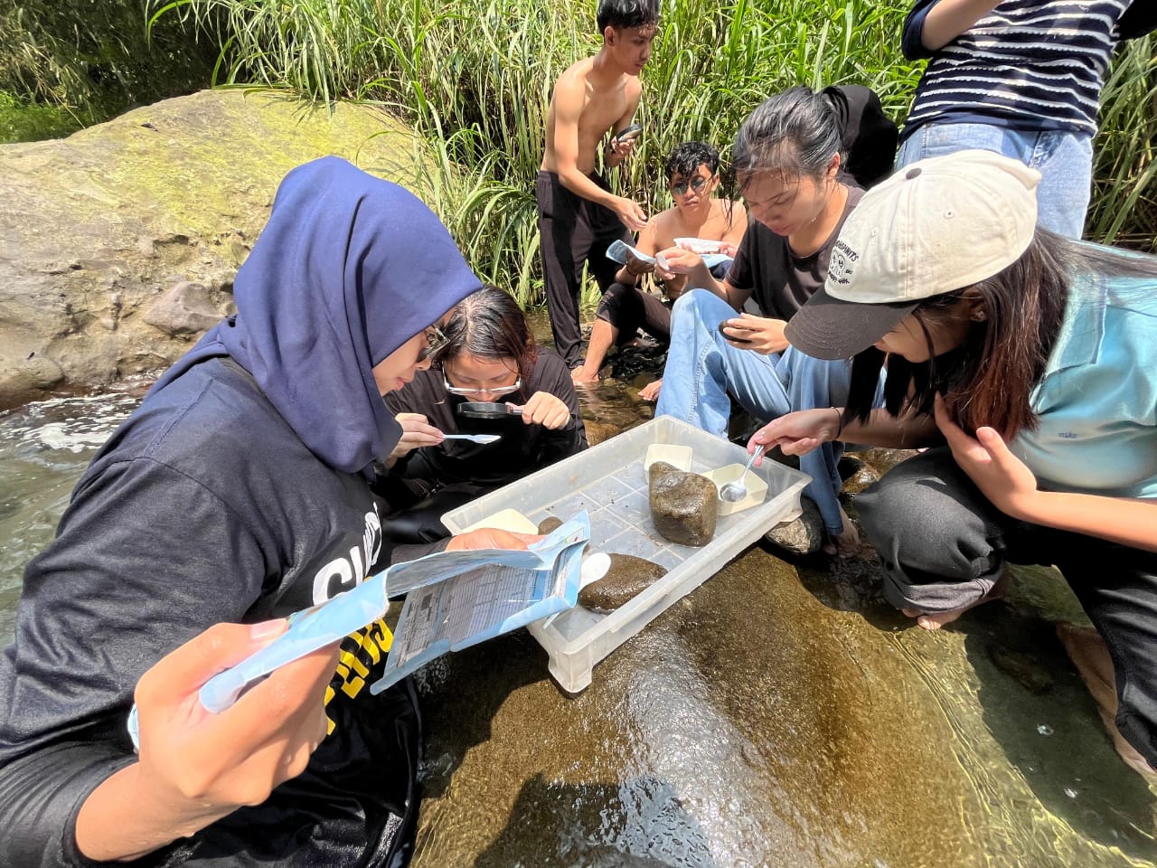 BERSIH: Sejumlah mahasiswa saat melakukan penelitian pemantauan kualitas air sungai Boro di Dusun Mendiro, Desa Panglungan, Kecamatan Wonosalam, Jombang.