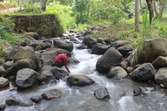 JERNIH: Pengunjung saat melihat aliran sungai di Desa Wonosalam Kecamatan Wonosalam, Jombang.