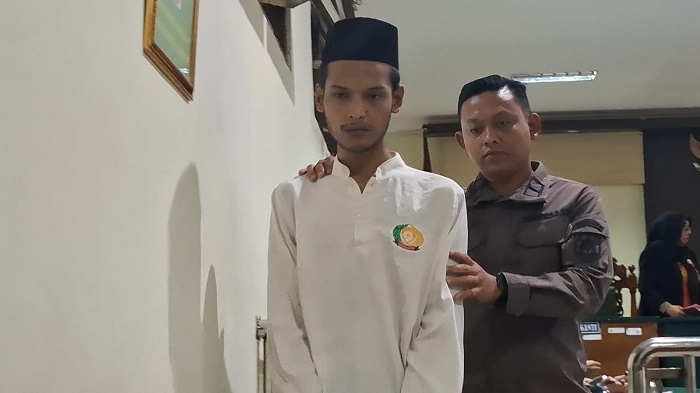 Achmad Zulkifli alias Kipli, 20, pria yang meracuni balita asal Mojoagung Jombang hingga tewas menjalani sidang putusan Kamis (11/8).