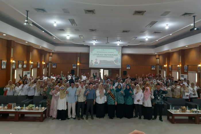 KOMPAK: Bunda Literasi Jombang, Yuliati Nugrahani Warsubi bersama dengan seluruh peserta.