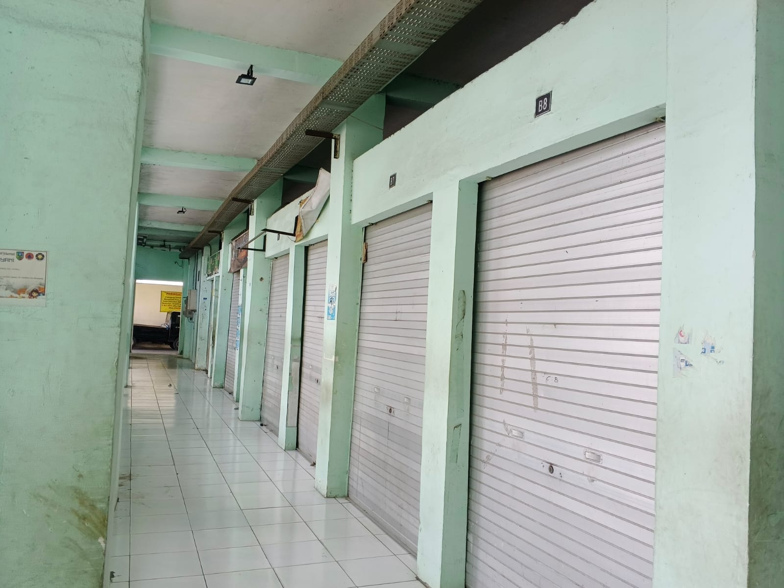 Ratusan lapak dan kios Pasar Perak, Jombang yang dibangun dengan anggaran Rp 10 miliar lebih belum juga ditempati pedagang. 