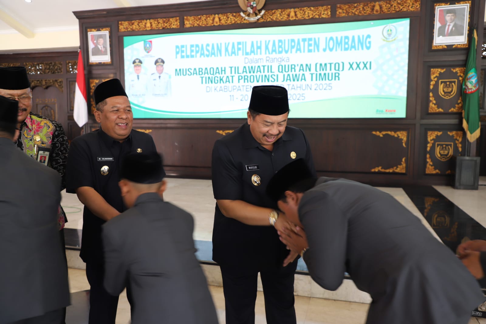 TELADAN: Bupati Jombang Warsubi memberikan motivasi kepada kafilah Jombang yang akan mengikuti MTQ Jatim di Jember, Kamis (11/9).