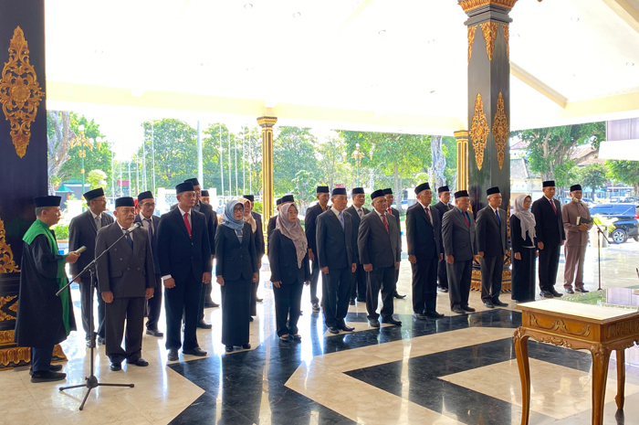 Bupati Jombang Warsubi resmi melantik 25 pejabat di lingkup Pemkab Jombang, Kamis (11/9) siang.