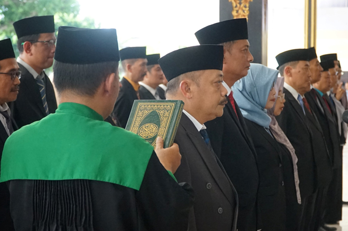 Bupati Jombang Warsubi resmi melantik 25 pejabat di lingkup Pemkab Jombang, Kamis (11/9) siang.