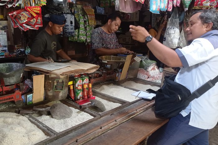 LAYANI PEMBELI: Pedagang Pasar Pon, Jombang tengah melayani pembeli.