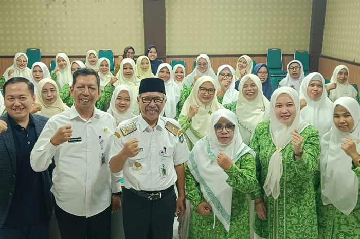 SUKSES: Sekretaris Dinkop UM Jombang Gatut Wijaya (pakai peci) bersama peserta pelatihan, Rabu (10/9).